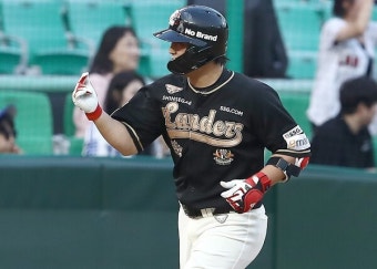 SSG 최정, 부상 복귀 후 '8년 연속 20홈런' 달성…노시환과 시즌 공동 1위 우뚝