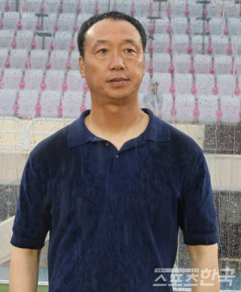 경기 지켜보는  부산아이파크 박진섭 감독