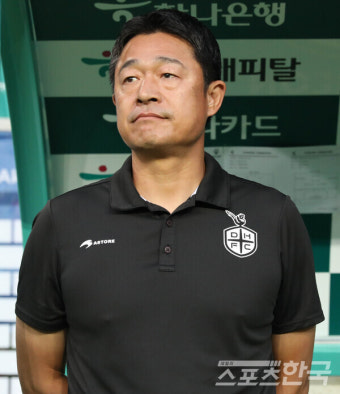 경기 지켜 보는  대전 하나 시티즌 이민성 감독