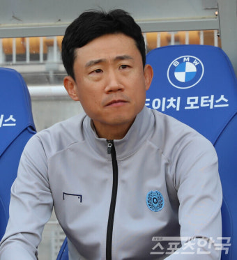 경기 지켜보는 대구FC 최원권 감독