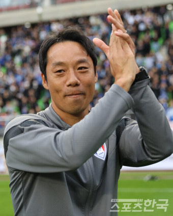 수원 삼성 염기훈 감독 대행, 첫 승리에 환호