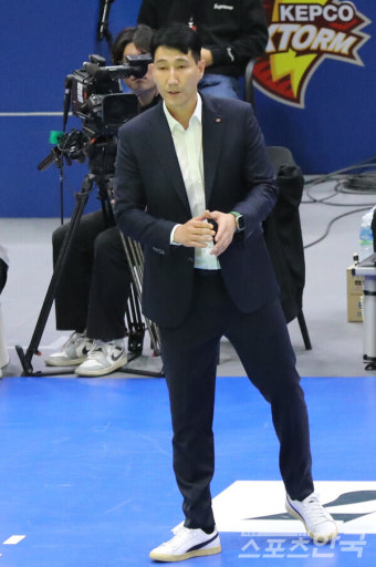 경기 지켜보는 한국전력 권영민 감독