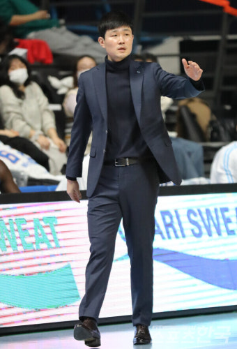 작전 지시하는 대구 한국가스공사 강혁 감독