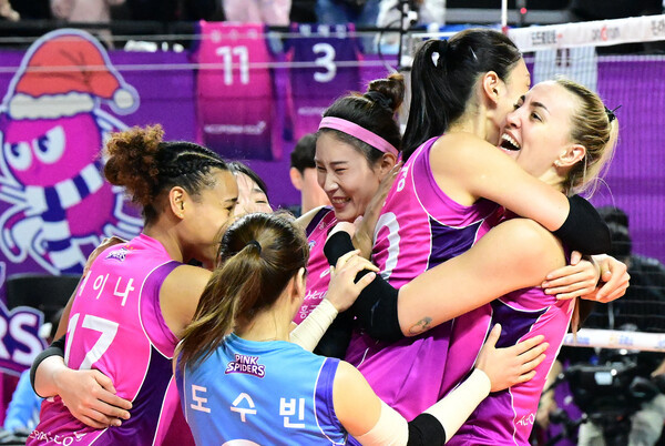 흥국생명, 김연경의 활약으로 GS칼텍스 꺾고 V리그 전반기 1위 도약