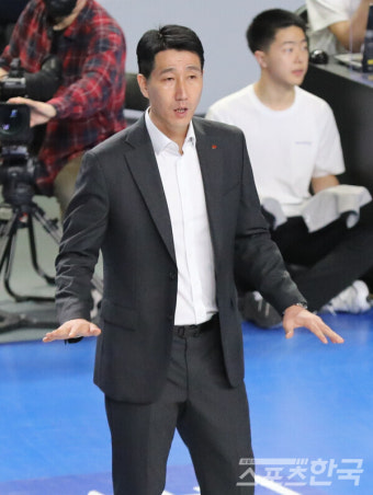 작전 지시하는 한국전력 권영민 감독