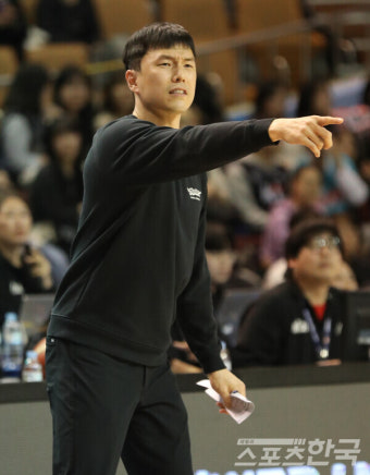작전 지시하는 서울삼성 김효범 감독대행