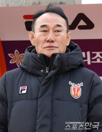 경기 지켜보는 제주유나이티드 김학범 감독