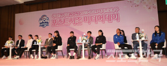 여자프로농구 포스트시즌 미디어데이 참석한  4개 팀 감독과 대표선수들