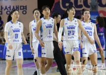 우리은행, 삼성생명 격파 챔프전 1승만 남아