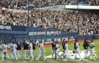 한화, 류현진 무실점 호투와 안치홍 적시타로 두산에 3-0 승리