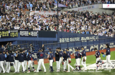 롯데, 두산 꺾고 2연승으로 기선제압