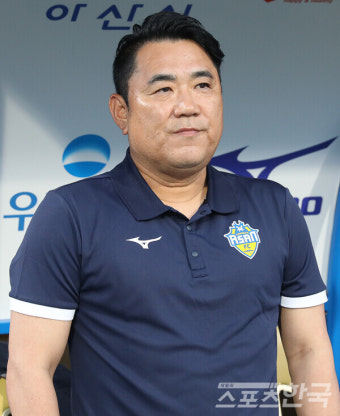 그라운드 응시하는 충남아산FC 김현석 감독