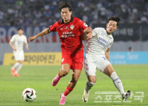 볼경합하는 충남아산FC와 수원삼성