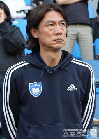 故 유상철 감독 추념하는 울산HD 홍명보 감독