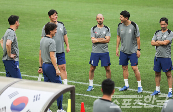 한국 축구 대표팀, 2026 북중미월드컵을 위한 코치진 개편 완료하여 더 강력한 경쟁력 구축 예상