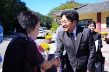 세계 호남향우, 360여명 묘역마다 태극기…5‧18재단에 장학금 1000만원 전달