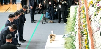 [포토뉴스] 최상목 대통령 권한대행 제주항공 여객기 사고 합동분향소 참배