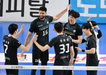 허수봉 20득점 현대캐피탈, OK저축은행 압도하며 9시즌 만에 10연승 신바람