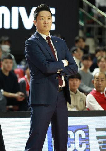 경기 지켜보는 서울 SK 전희철 감독