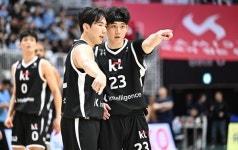 KT, 소노 격파하며 공동 1위 우뚝…4명 두 자릿수 득점 팀워크 승리