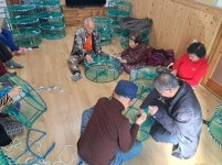 영암 무송동경로당 어르신들, 통발 만들며 건강↑ 용돈↑