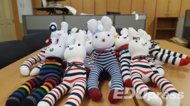 교감선생님이 안겨준 손수 만든 인형, 따뜻함을 전달하는 입학식!