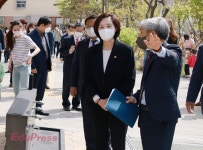 유은혜, 서울 강빛초중학교 방문 .. 소규모 체험활동 확대 하겠다