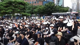 서이초 교사 추모 집회 주도하고 사라진 '굳잡맨'은 누구?