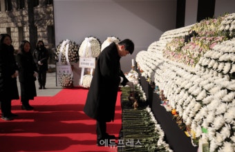 강주호 교총 회장, 제주항공 참사 합동분향소 찾아 조문