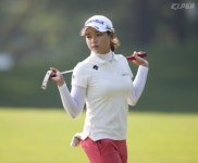  폭염 속에서 그린을 살피는 김혜선 [KLPGA 문영챔피언십] 