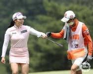 어려운 파세이브에 성공한 이다연 프로 [KLPGA E1채리티오픈]