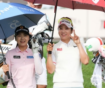 카메라를 향해 'V'자를 그리는 이가영·한진선 프로 [KLPGA 롯데칸타타 여자오픈]