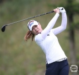단독 1위로 도약한 이소미 프로 [KLPGA BC카드·한경 레이디스컵]