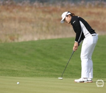 신중하게 퍼트를 시도하는 유해란 프로 [KLPGA 휴엔케어 여자오픈]