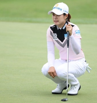 박민지, 난코스 한국여자오픈 이틀째 선두권…메이저 우승 정조준 [KLPGA]