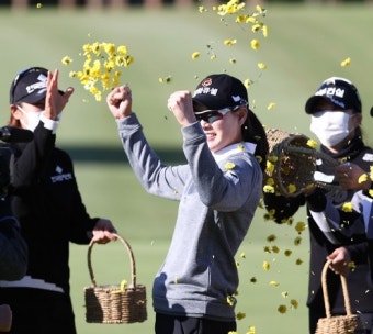 축하 꽃잎 세례에 기뻐하는 이정민 프로 [KLPGA 동부건설-한국토지신탁]