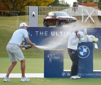 캐디로부터 '시원하게' 축하를 받는 고진영 [LPGA BMW 레이디스 챔피언십]