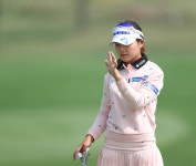 그린을 파악하는 디펜딩 챔피언 송가은 [KLPGA 하나금융그룹 챔피언십]