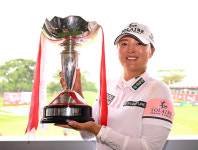 고진영, 눈물의 타이틀 방어로 LPGA 통산 14승…상금·올해의선수·CME포인트 1위↑