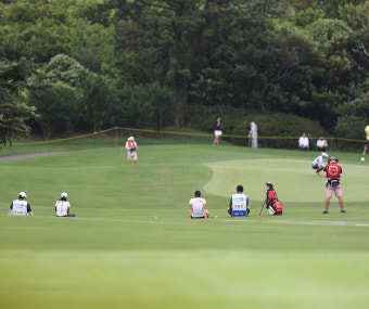 태풍 카눈의 영향으로 대기하는 KLPGA 선수들 [두산건설 위브]