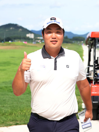 최종일 8언더파 몰아친 김찬우, 36홀로 축소된 경기에서 KPGA 첫 우승