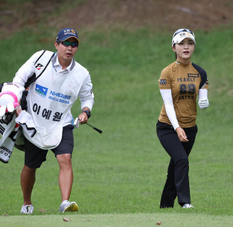 '시즌 2승' 겨냥한 이예원, 이틀 연속 선두…황유민·윤이나·이동은 추격전 [KLPGA]