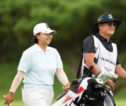 신다인, KG 레이디스 오픈 3타차 선두…첫 우승 정조준 [KLPGA]