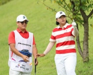 신다인, 카트도로도 도운 '첫 우승'…연장 접전 끝에 KG대회 신데렐라에 합류 [KLPGA]