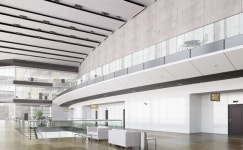 공연장 한 층에 개별 관람석 2개소 앞뒤 연속 설치 시, 복도 설치 필요