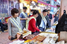 풍성한 추석 준비로 분주한 전통시장 찾은 강남구의회 의원들 눈길