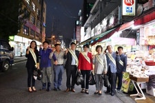 풍성한 추석 준비로 분주한 전통시장 찾은 강남구의회 의원들 눈길