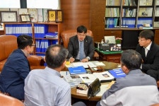 대치동 은마상가번영회, 강남구의회에 강원도 산불피해 구호성금 전달