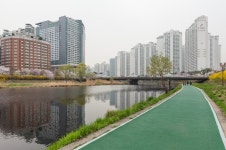 [아유경제_부동산] 성남시, 장마철 대비 탄천변 17개 교량 하부 보행통로 보강공사