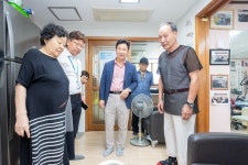 [아유경제_행정] 강남구의회 이재진 의장, 폭염 속 경로당 격려 방문